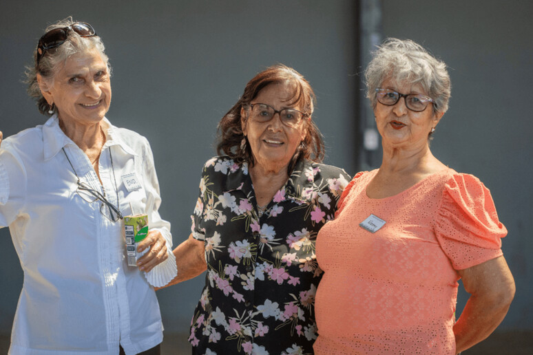 Tres mujeres adultas mayores participando en una actividad comunitaria