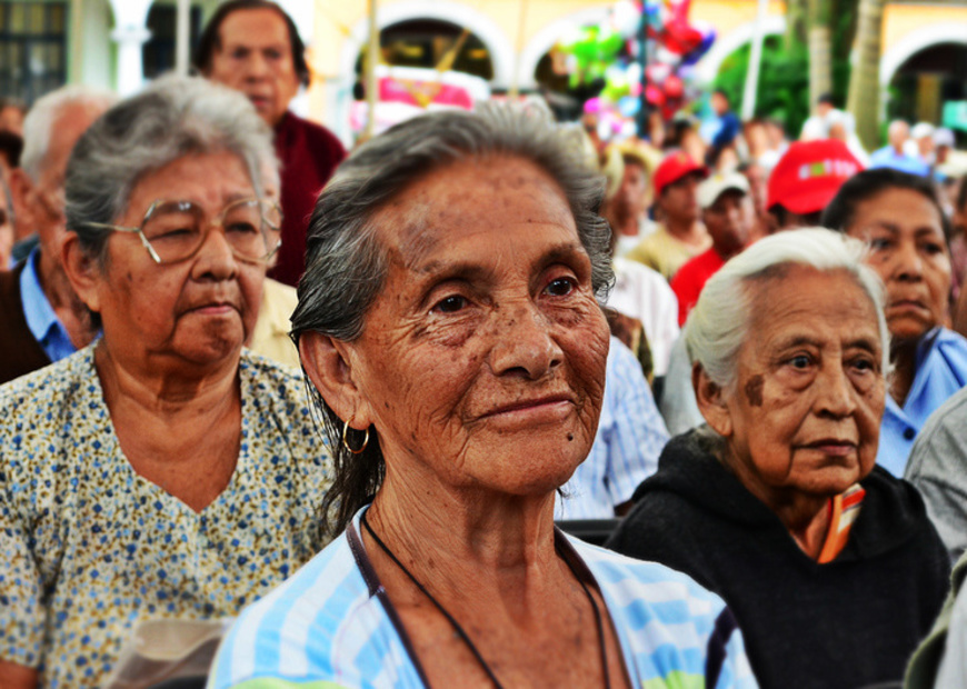 Mujeres adultas mayores participando en una reunión comunitaria