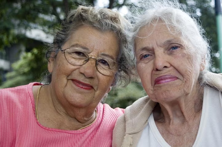 Dos mujeres adultas mayores compartiendo un momento de amistad
