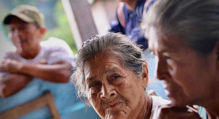 Personas adultas mayores reunidas en comunidad