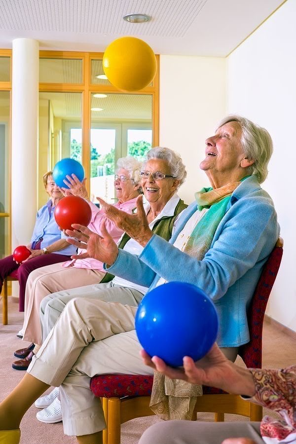 Mujeres adultas mayores realizando ejercicios con pelotas