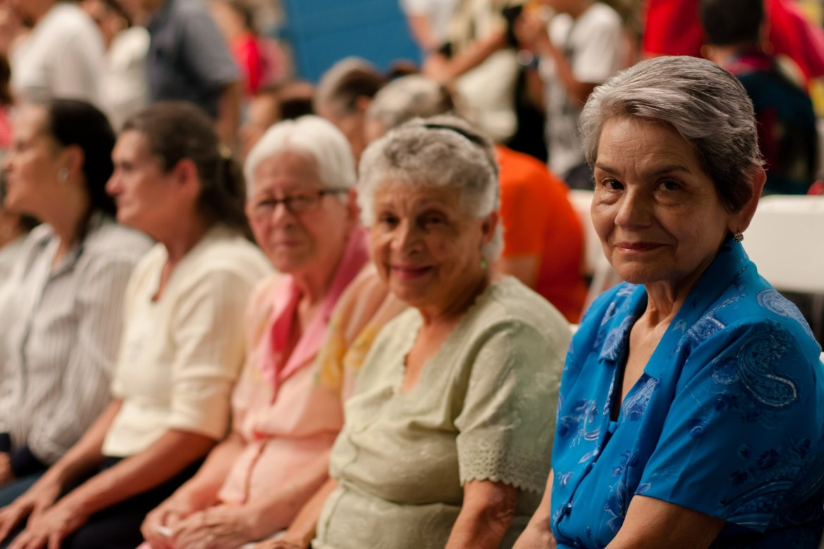 Grupo de mujeres adultas mayores reunidas en la comunidad