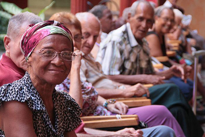 Adultos mayores reunidos en comunidad