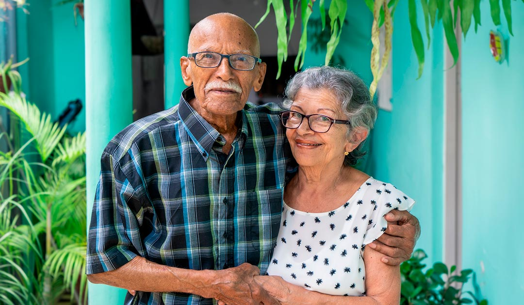 Pareja de adultos mayores abrazándose