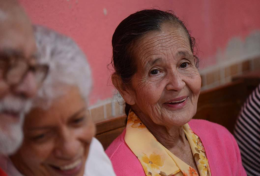 Mujer adulta mayor compartiendo un momento de alegría