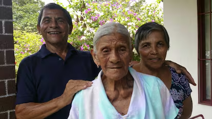 Familia acompañando a una mujer adulta mayor
