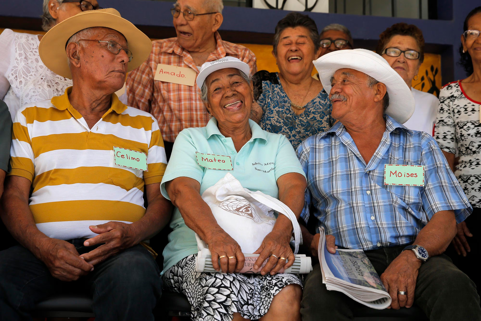 Grupo de adultos mayores participando en un encuentro