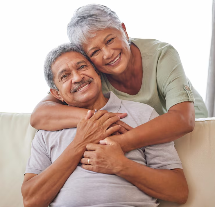 Pareja de adultos mayores compartiendo un abrazo
