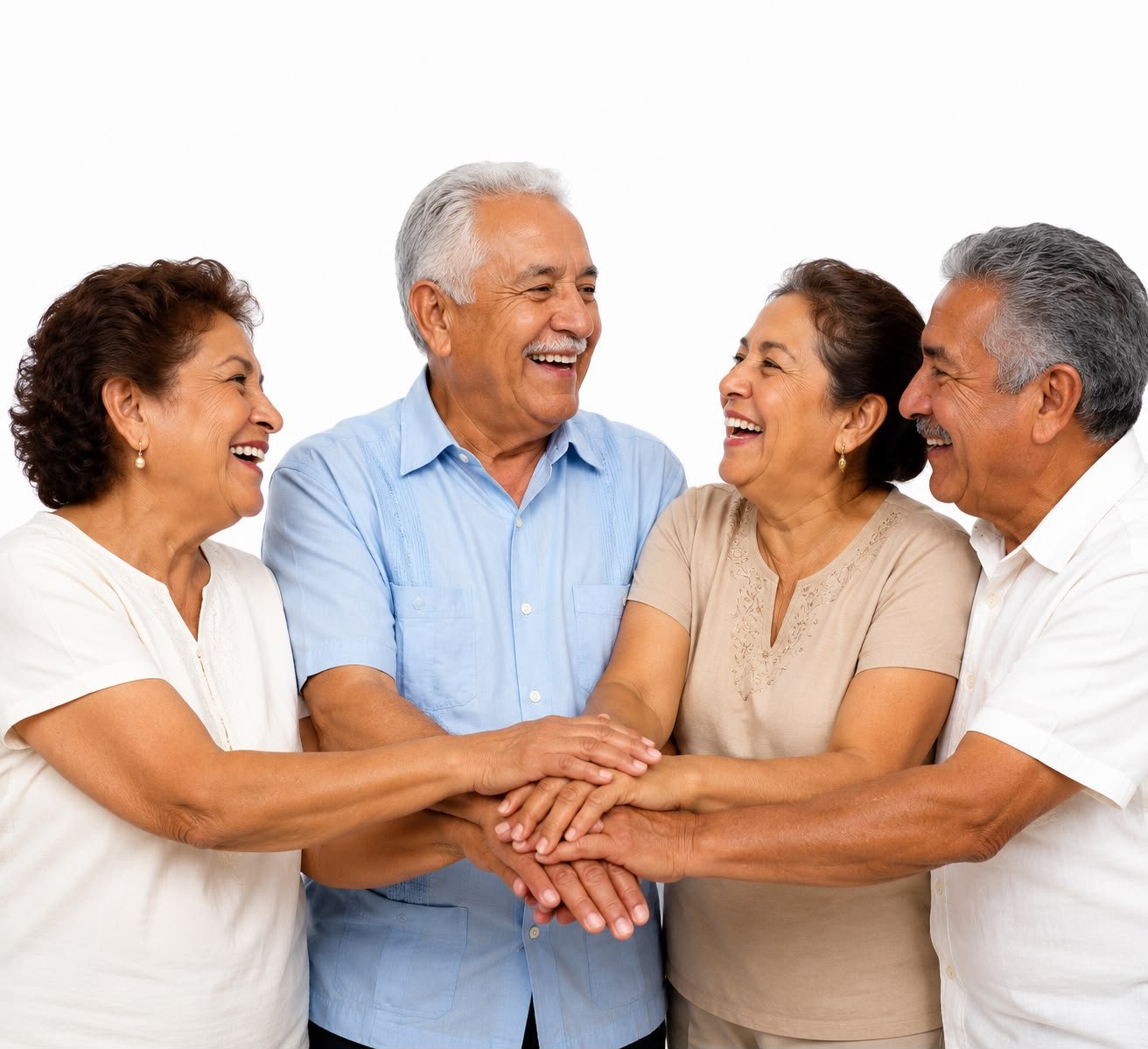 Grupo de personas adultas mayores unidas y sonrientes